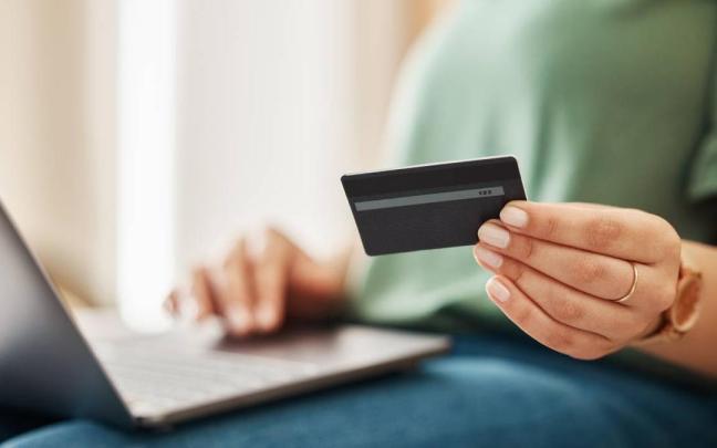 Una persona realiza gestiones bancarias con el ordenador