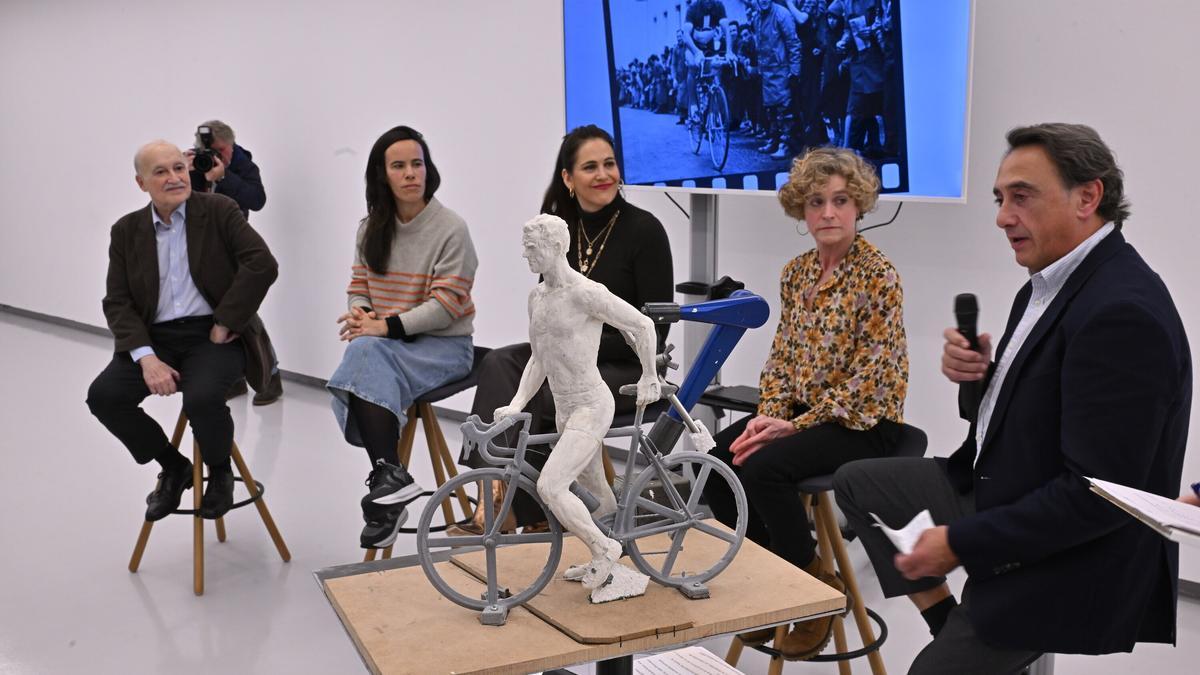 Presentación de la escultura al ciclista Jesús Loroño, obra de la artista Lourdes Humerez.