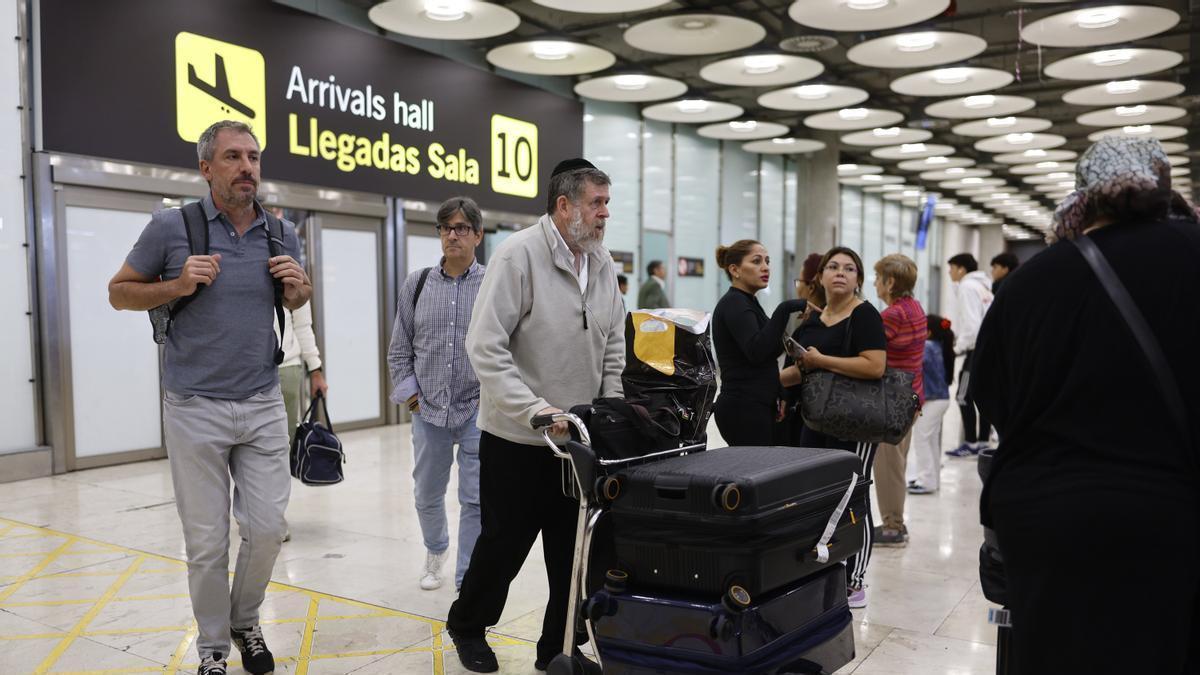 Familiares y amigos reciben a viajeros procedentes de un vuelo de Tel Aviv.