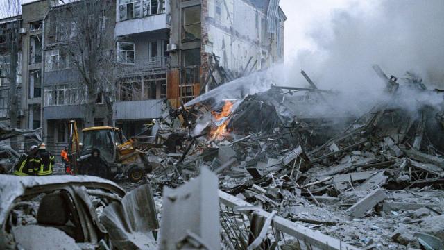Ataque ruso contra un edificio de viviendas en Ucrania.