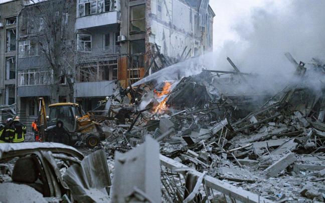 Ataque ruso contra un edificio de viviendas en Ucrania.