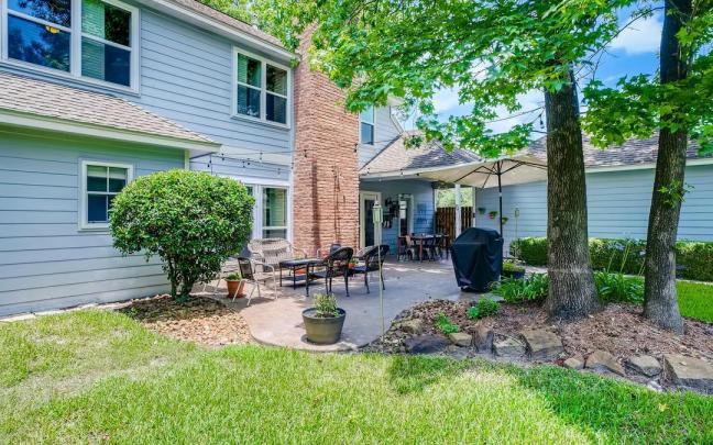 El exterior de una casa con jardín