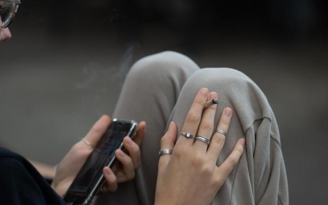 Los arrestados aprovechaban su popularidad para captar a las chicas que se sentían atraídas por su popularidad. Llevaban a las jóvenes al domicilio de uno de los detenidos, donde realizaban juegos con sustancias estupefacientes hasta que co