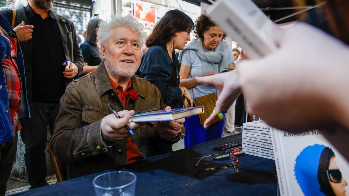 El director de cine Pedro Almodóvar, en Barcelona por la Diada de Sant Jordi..