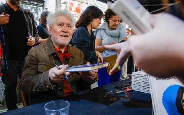 El director de cine Pedro Almodóvar, en Barcelona por la Diada de Sant Jordi..