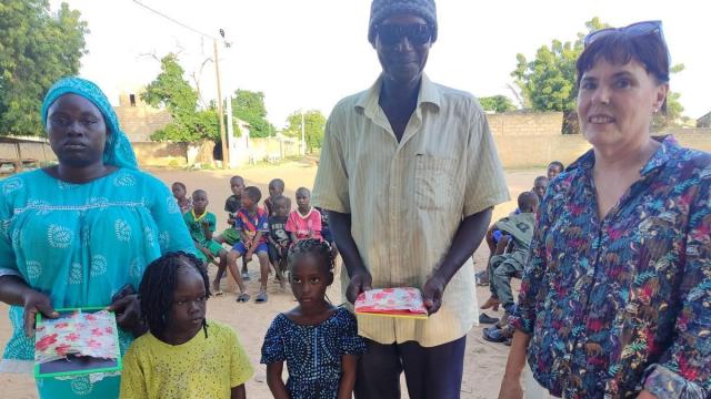 La presidenta de Yaakar, Amalia Ormaetxea, en su visita a Mbam, en Senegal.