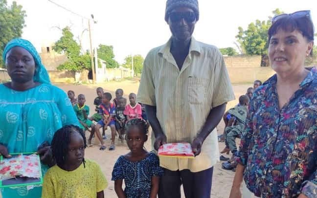 La presidenta de Yaakar, Amalia Ormaetxea, en su visita a Mbam, en Senegal.