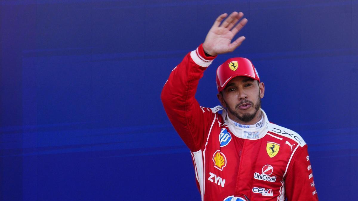 Lewis Hamilton saluda al público durante la celebración de su primera victoria con Ferrari.