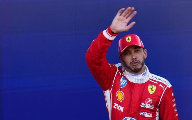 Lewis Hamilton saluda al público durante la celebración de su primera victoria con Ferrari.