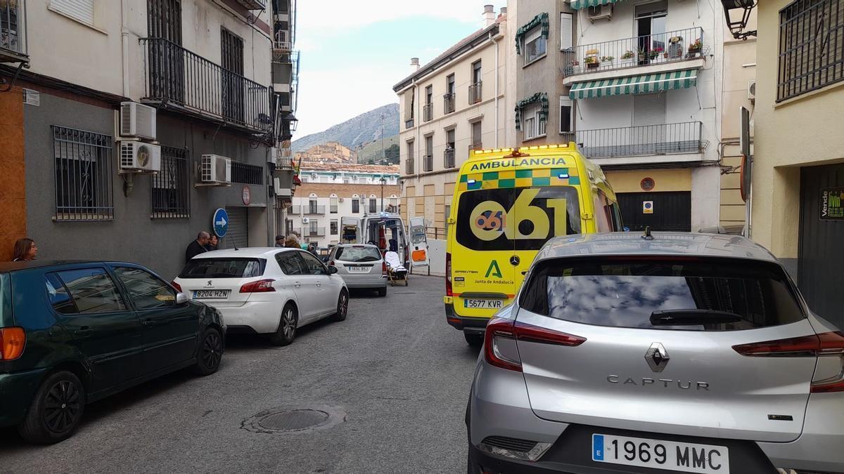 Los servicios de emergencia ante la vivienda donde se ha hallado el cadáver del menor.