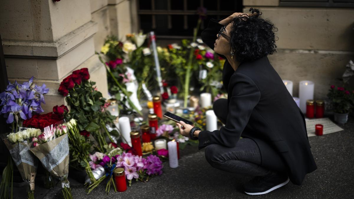 Despedida a Tina Turner con música, velas y flores a las puertas de su casa
