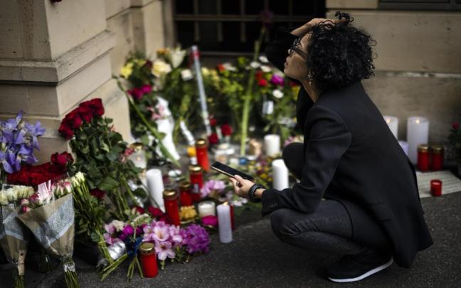Despedida a Tina Turner con música, velas y flores a las puertas de su casa