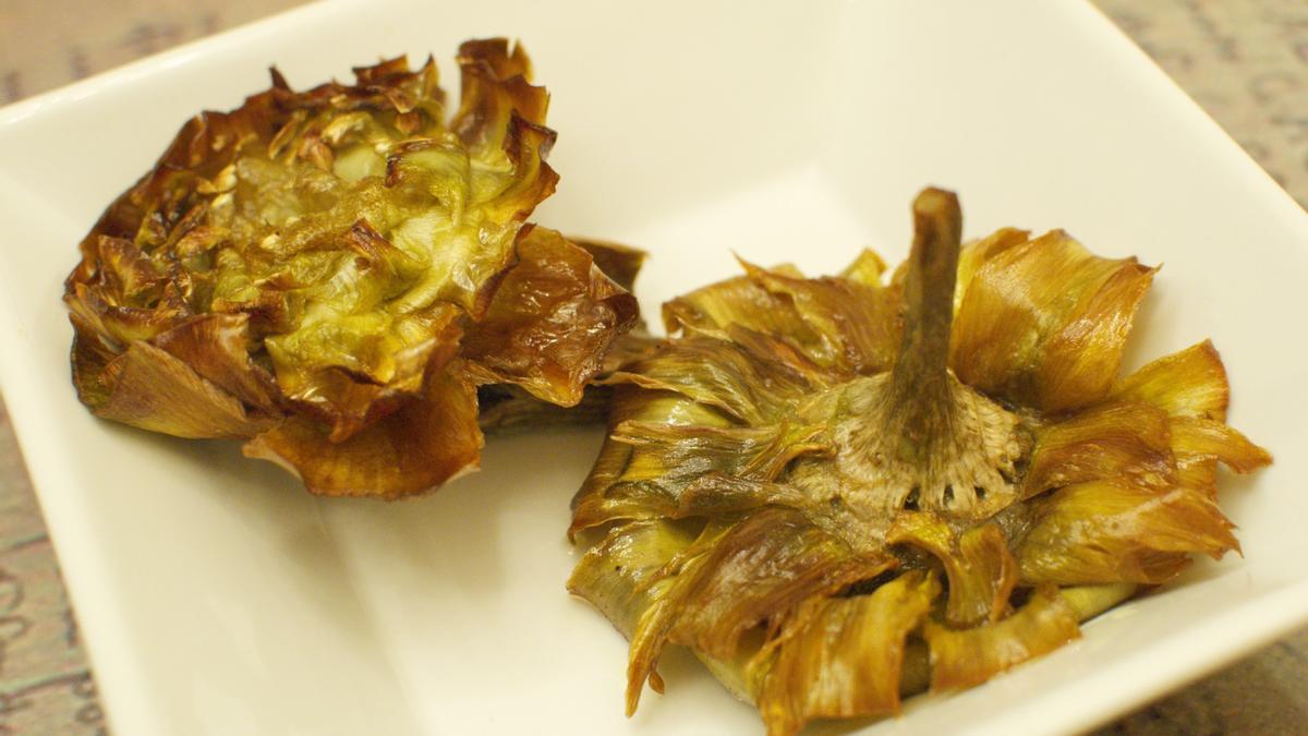 Dos alcachofas fritas al estilo judío de Roma.