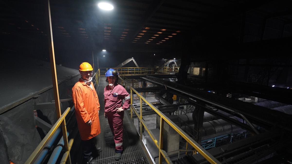 Iker Urrutia, jefe de zona en Gipuzkoa de i-DE, y Beatriz González, directora general de Betsaide, en la planta de la empresa en Elorrio.
