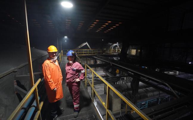 Iker Urrutia, jefe de zona en Gipuzkoa de i-DE, y Beatriz González, directora general de Betsaide, en la planta de la empresa en Elorrio.
