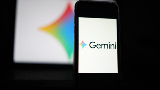 Un móvil muestra la aplicación Gemini, la IA de Google que implementará el Pentágono.