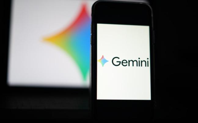 Un móvil muestra la aplicación Gemini, la IA de Google que implementará el Pentágono.