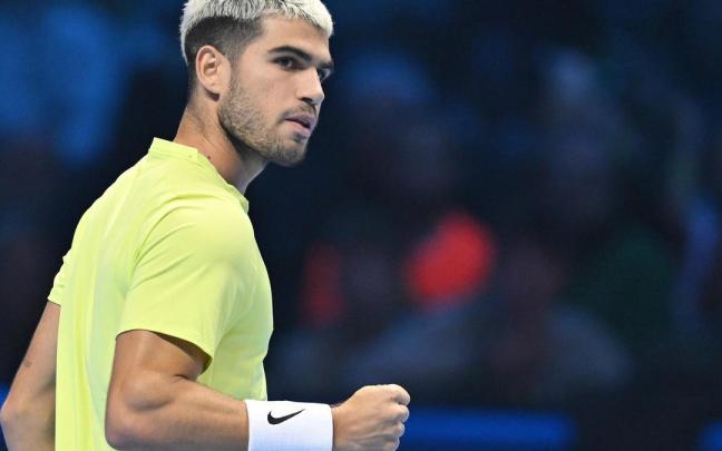 Alcaraz celebra un punto durante el partido.