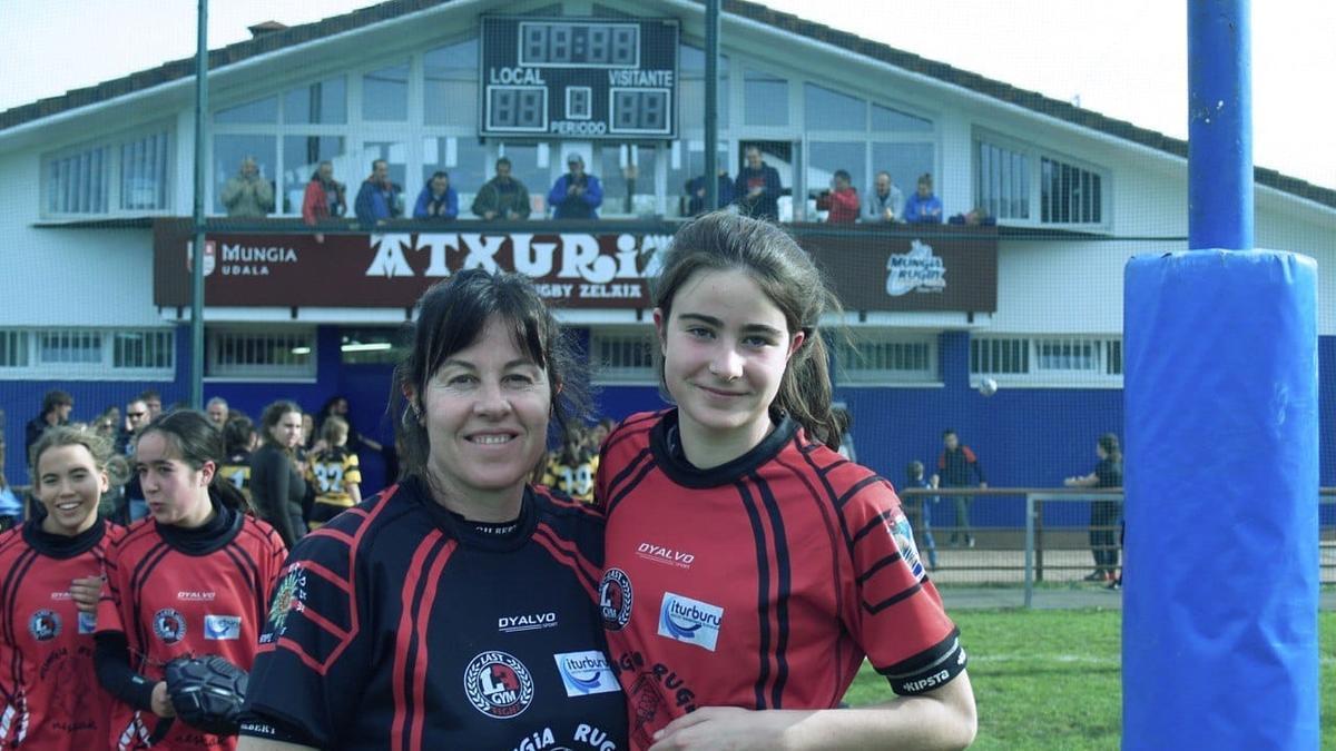 Mungia Rugby Neskak, el equipo donde madres e hijas disfrutan del deporte