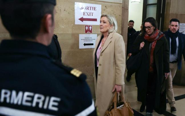 Marine Le Pen acude al juicio ante el Tribunal de Apelación de París.
