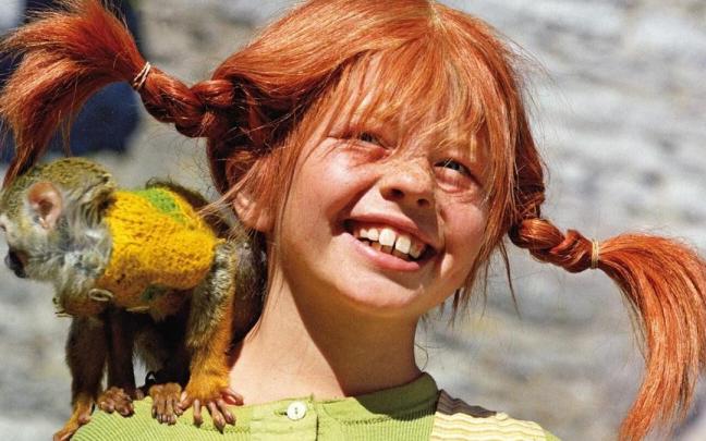 Pippi Calzaslargas con su mono, el señor Nilsson.