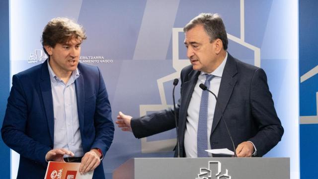 El presidente del EBB del PNV, Aitor Esteban, y el secretario general del PSE-EE, Eneko Andueza, durante la presentación las medidas sobre vivienda pactadas por ambos partidos. / E.P. El presidente del EBB del PNV, Aitor Esteban, y el secretario general del PSE-EE, Eneko Andueza, durante la presentación las medidas sobre vivienda pactadas por ambos partidos.