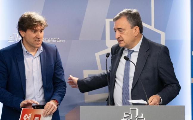 El presidente del EBB del PNV, Aitor Esteban, y el secretario general del PSE-EE, Eneko Andueza, durante la presentación las medidas sobre vivienda pactadas por ambos partidos. / E.P. El presidente del EBB del PNV, Aitor Esteban, y el secretario general del PSE-EE, Eneko Andueza, durante la presentación las medidas sobre vivienda pactadas por ambos partidos.