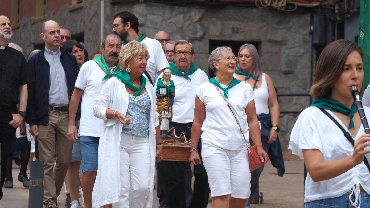 Los fieles han portado la figura de Santa Ana desde Azpilgoeta hasta la ermita.