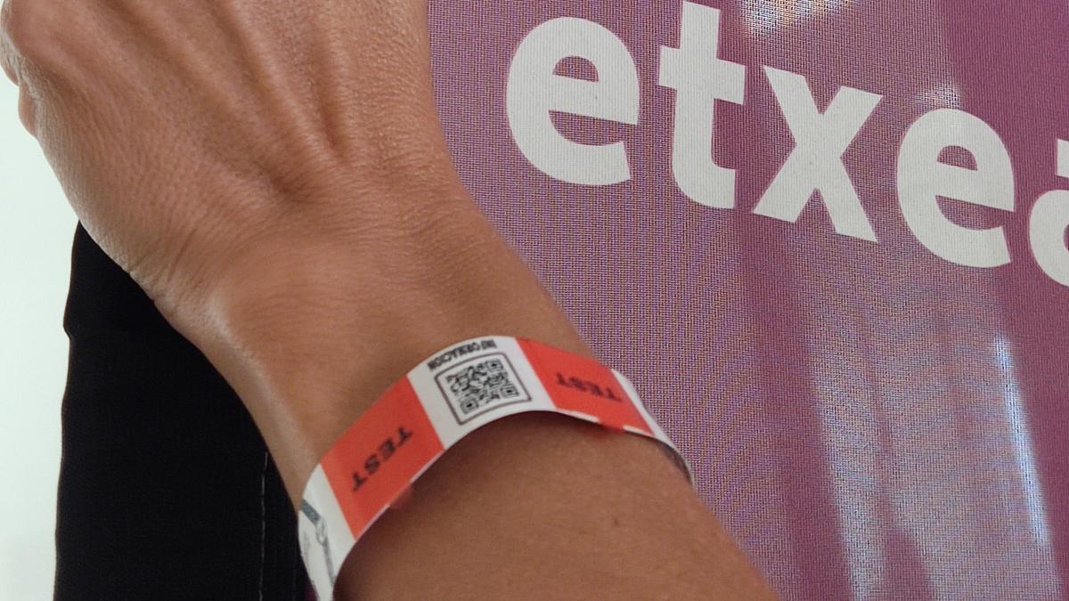 Pulsera contra la sumisión química en el Punto Morado.