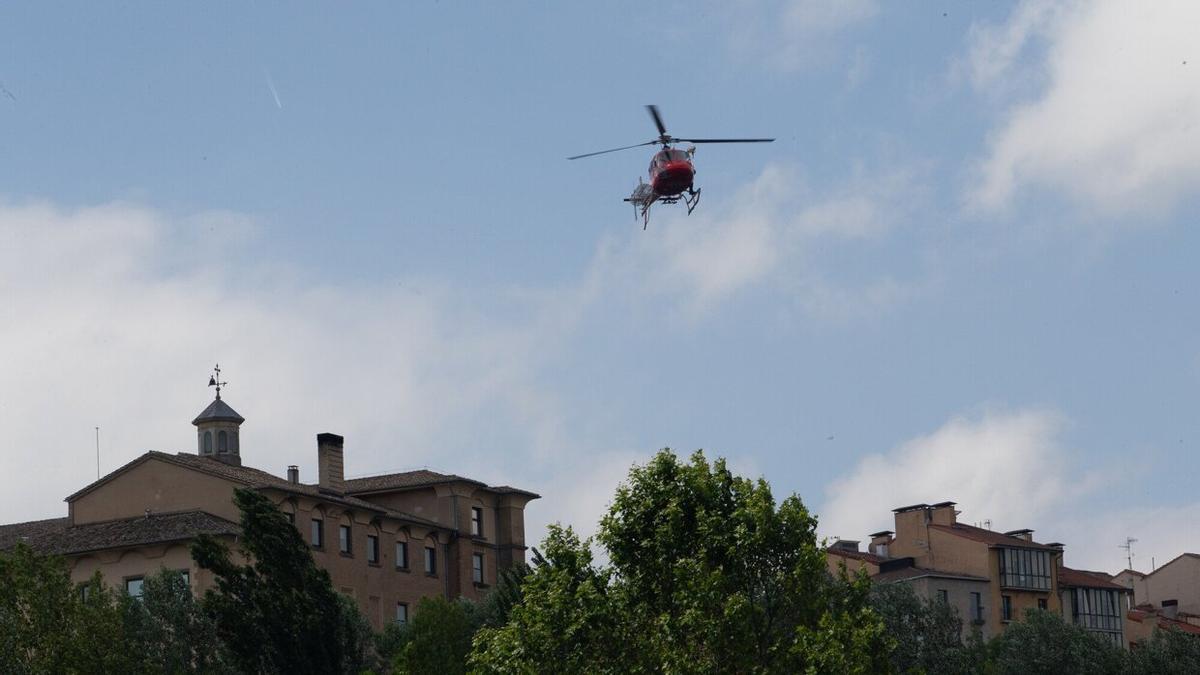 El helicóptero sobrevuela el río Arga, este martes.