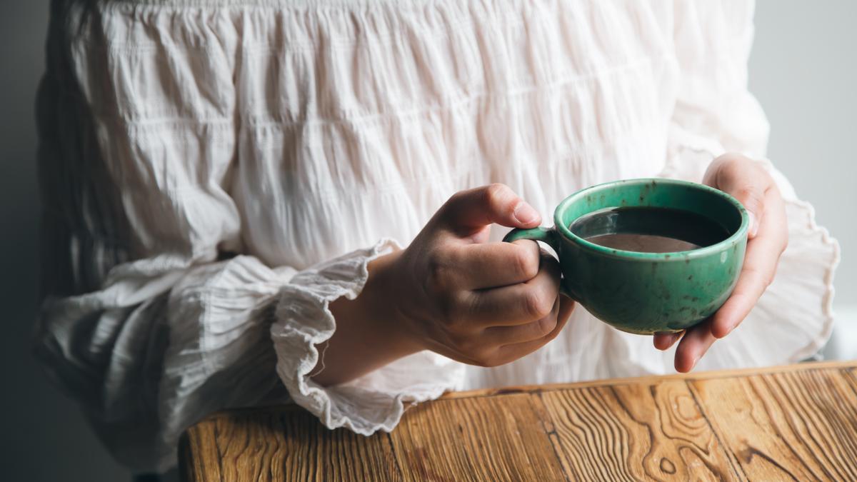 Taza de café humeante.