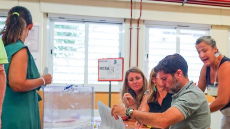 Un colegio electoral en Sevilla, donde las altas temperaturas están marchando la jornada.