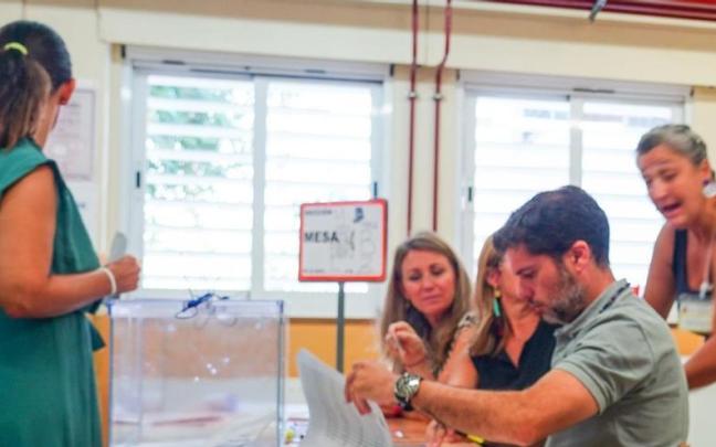 Un colegio electoral en Sevilla, donde las altas temperaturas están marchando la jornada.