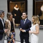 El comisario de la muestra, Pablo González Tornel (centro), conversa junto a las obras ‘Retrato de caballero’ y ‘Retrato de dama’