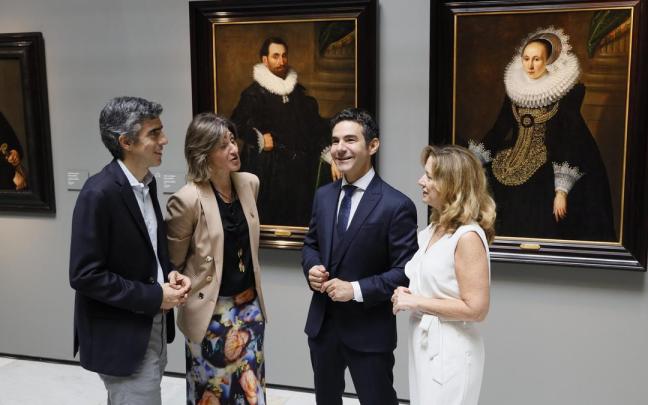 El comisario de la muestra, Pablo González Tornel (centro), conversa junto a las obras ‘Retrato de caballero’ y ‘Retrato de dama’