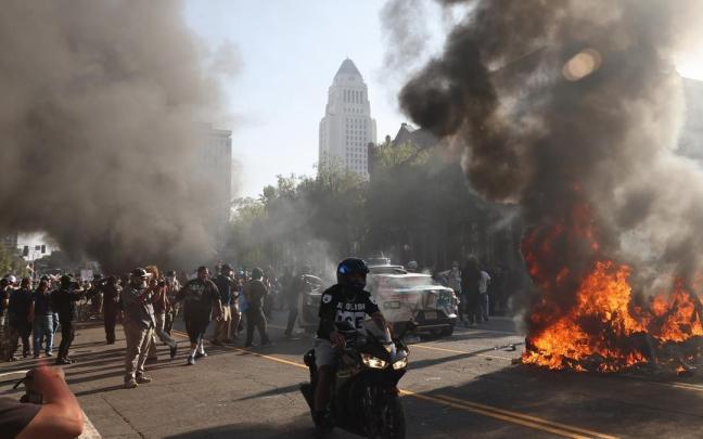 Las redadas contra migrantes desatan una ola de protestas en Los Ángeles