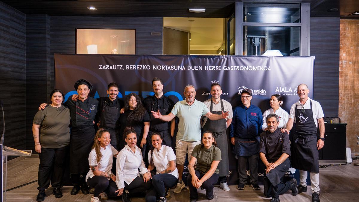 Los restaurante participantes, con el homenajeado Karlos Arguiñano en el centro.
