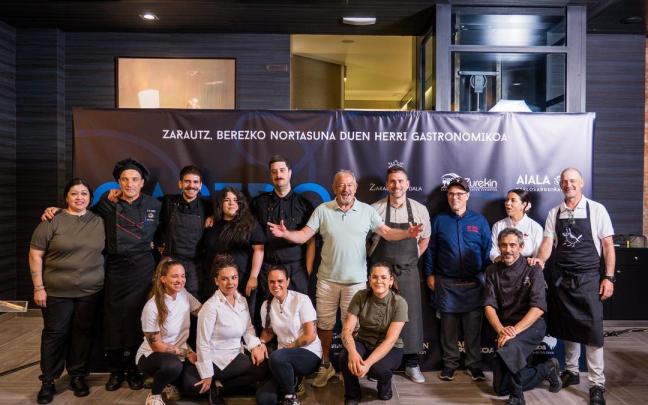 Los restaurante participantes, con el homenajeado Karlos Arguiñano en el centro.