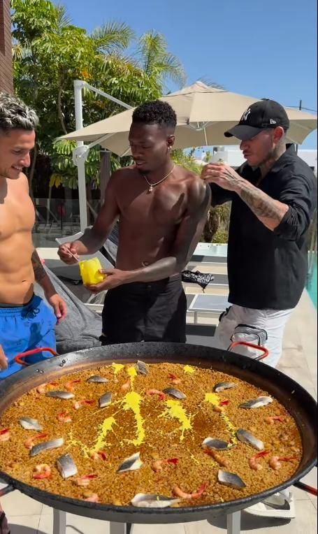 Álvaro Djaló compartiendo un momento con el chef Ramón Guillén