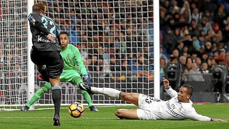 Kevin Rodrigues ensaya el disparo ante Danilo y Keylor Navas, en una acción que pudo suponer el momentáneo empate a uno. / N.G.