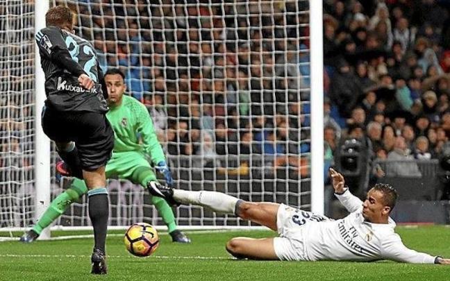 Kevin Rodrigues ensaya el disparo ante Danilo y Keylor Navas, en una acción que pudo suponer el momentáneo empate a uno. / N.G.