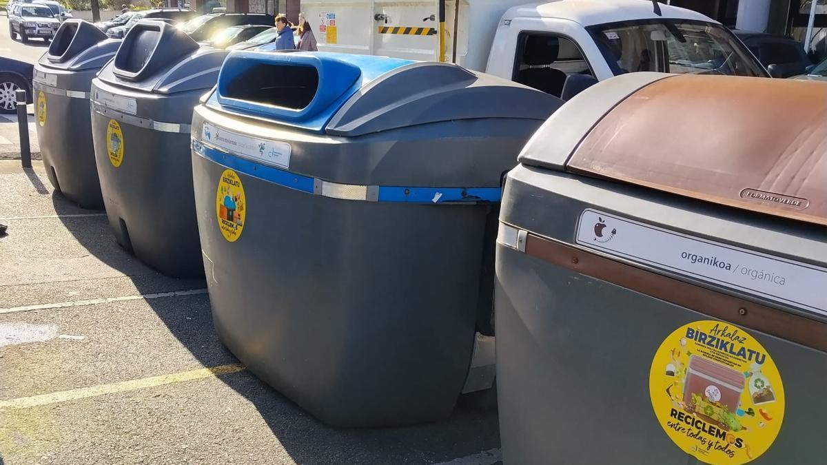 Contenedores de reciclaje en el municipio, señalizados con las nuevas pegatinas de la campaña 'Arkalaz Birziklatu'
