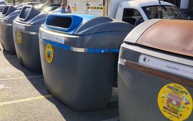 Contenedores de reciclaje en el municipio, señalizados con las nuevas pegatinas de la campaña 'Arkalaz Birziklatu'
