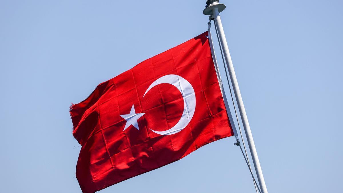 Una bandera turca ondeando en una embarcación.