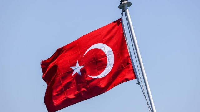Una bandera turca ondeando en una embarcación.