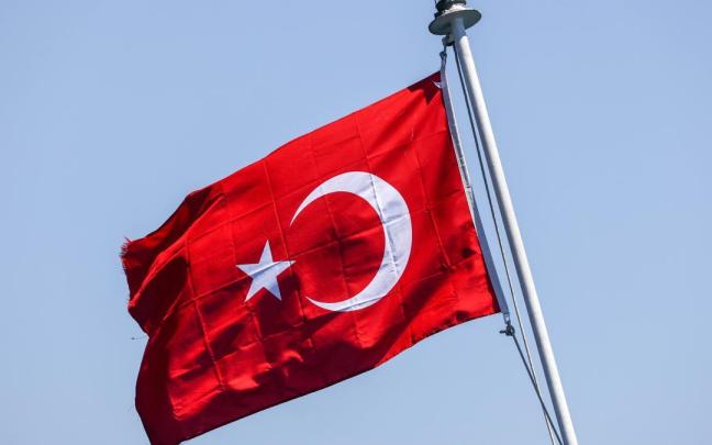 Una bandera turca ondeando en una embarcación.