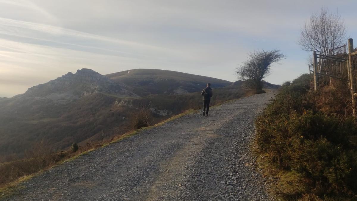 Subiendo a Arraba con Gorbea enfrente.jpeg