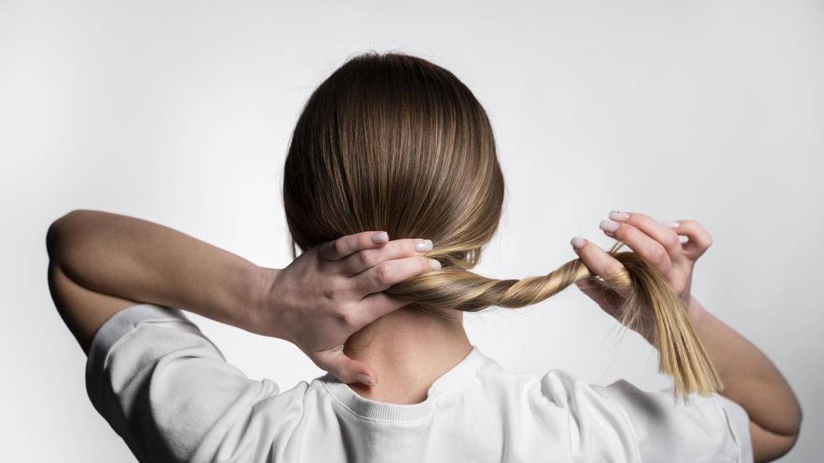 “El abuso de este tipo de peinados tan tirantes en la raíz de nuestro cabello puede hacer que el pelo deje de crecer en esa zona”, afirma la experta.
