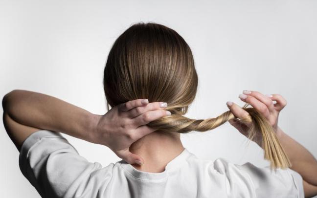 “El abuso de este tipo de peinados tan tirantes en la raíz de nuestro cabello puede hacer que el pelo deje de crecer en esa zona”, afirma la experta. / Freepik “El abuso de este tipo de peinados tan tirantes en la raíz de nuestro cabello puede hacer que el pelo deje de crecer en esa zona”, afirma la experta.