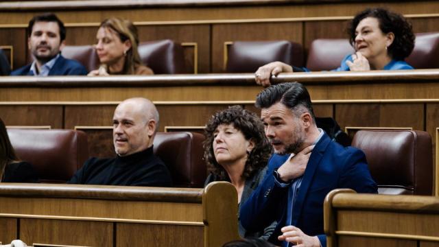 El portavoz de ERC en el Congreso, Gabriel Rufián (d), durante una sesión plenaria, en el Congreso de los Diputados, a 9 de diciembre de 2025.